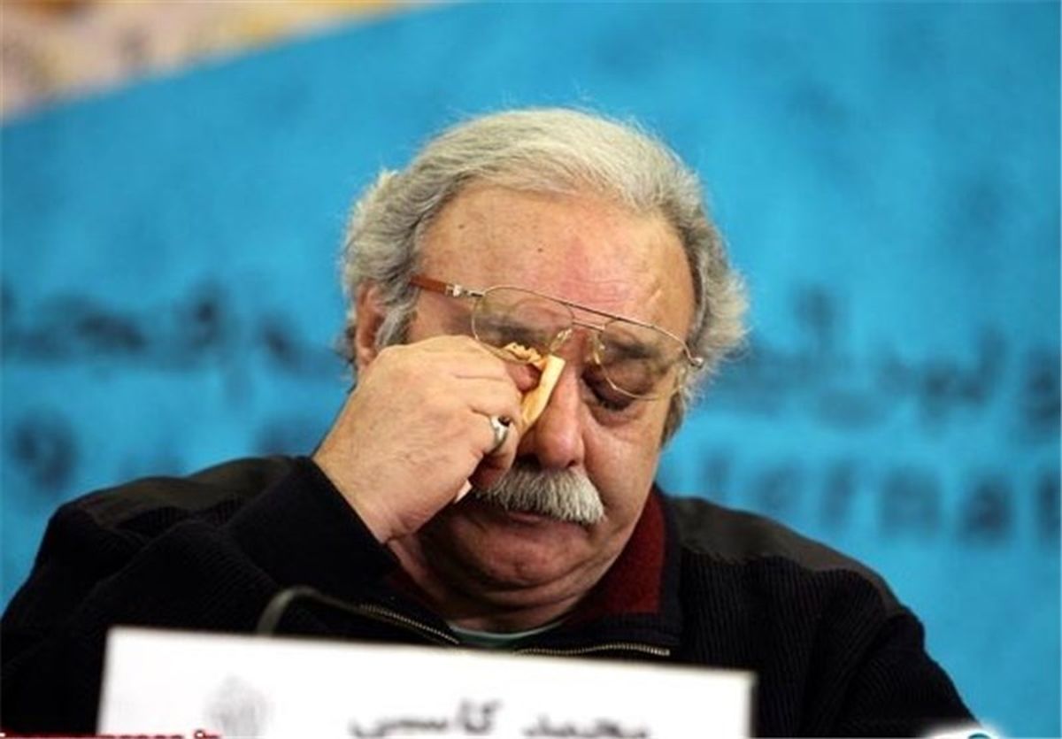 رئیس حوزه هنری چفیه رهبر انقلاب را به محمد کاسبی اهدا کرد/ ویدئو