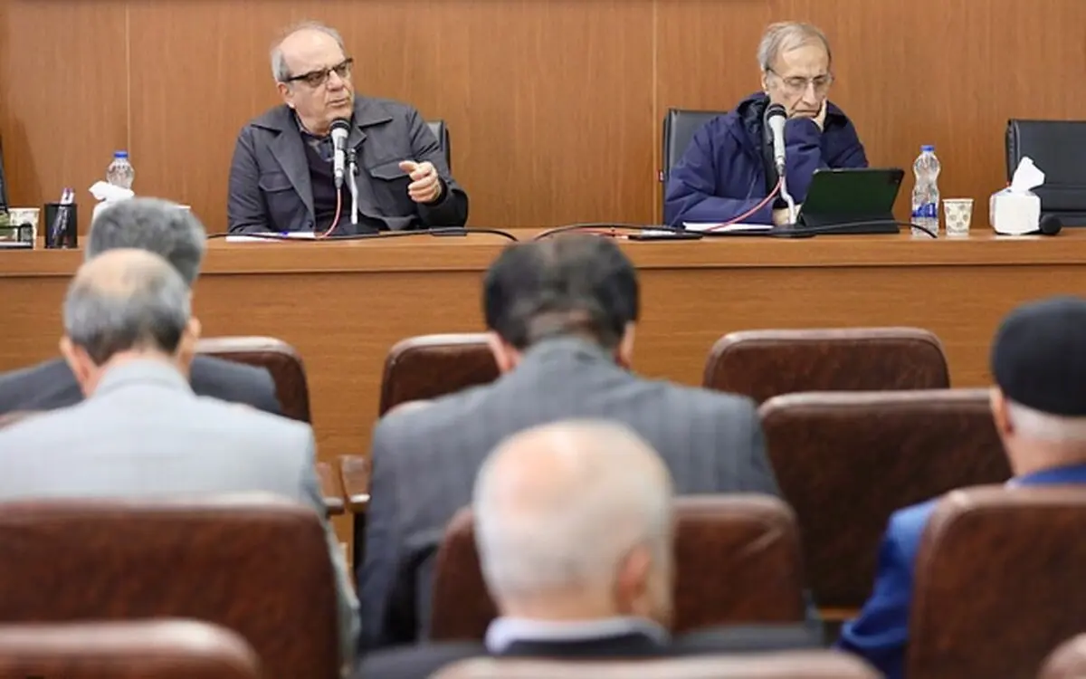 عباس عبدی: اگر سیستم سیاسی تغییرات را بپذیرد، همه ما باید به آن کمک کنیم/ هادی خانیکی: طبقه متوسط ایران، آینده را مبهم و سیاست را کم‌اثر می‌داند