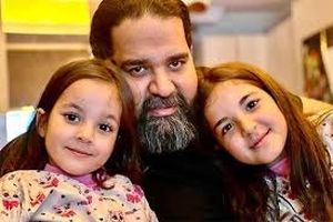 همخوانی رضا صادقی با دخترش ویانا/ ویدئو