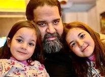 همخوانی رضا صادقی با دخترش ویانا/ ویدئو