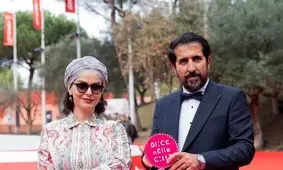 لحظه دریافت جایزه بهترین فیلم جشنواره آلیس توسط غزل شاکری 