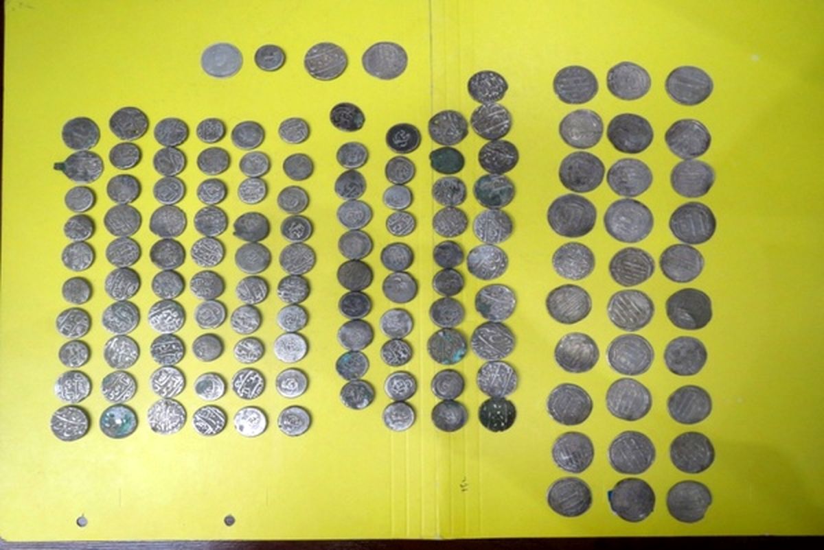 کشف و ضبط ۵۱۴ سکه و اسکناس در مشهد

