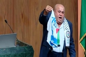 نماینده اردنی پرچم اسرائیل را در پارلمان عربی آتش زد/ ویدئو