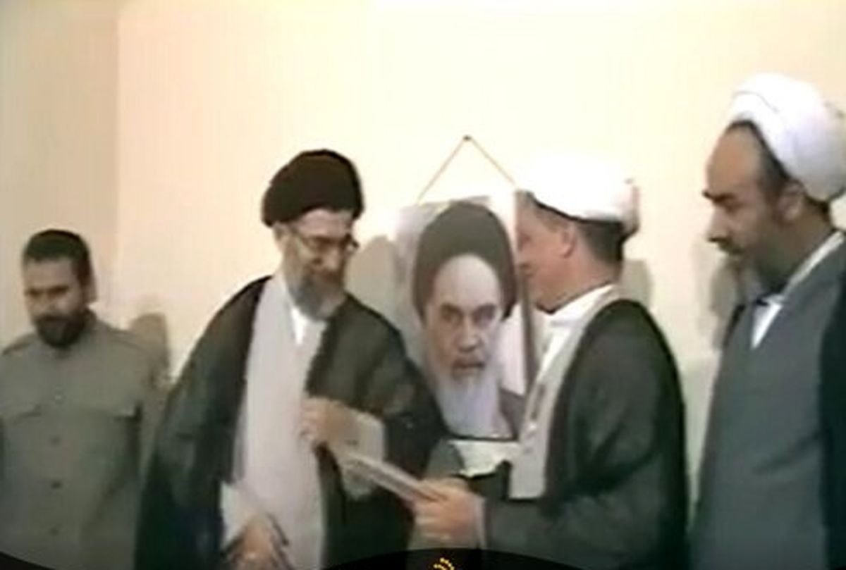 نصب نشان فتح بر سینه یکی از بانیان وضع موجود

