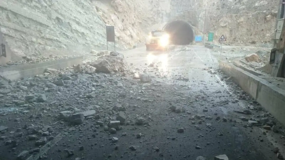 ریزش داربست در پروژه آزادراه تهران-شمال ۱۲ نفر را دچار حادثه کرد