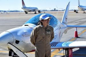 دختر خلبان ۱۹ ساله بریتانایی-بلژیکی به تنهایی دور دنیا پرواز کرد/ ویدئو