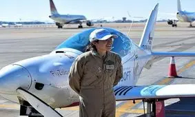 دختر خلبان ۱۹ ساله بریتانایی-بلژیکی به تنهایی دور دنیا پرواز کرد/ ویدئو