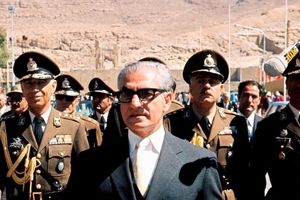 سفر در زمان؛ «محمدرضا پهلوی در حال قدم زدن در فرانسه»؛ سال 1353 