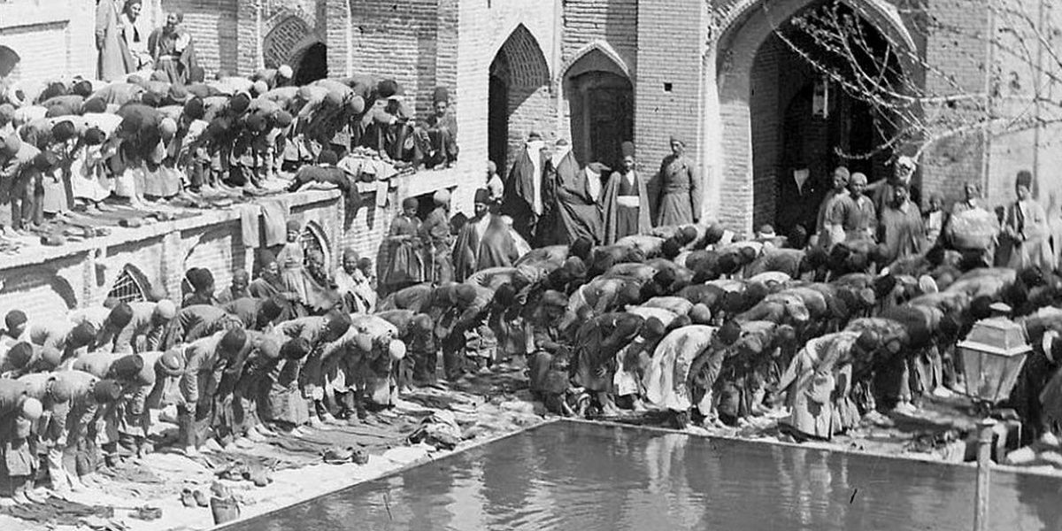 سفر به عصر قاجار، از قهوه‌خانۀ گیلان تا قدیمی‌ترین عکس «نماز جمعه»