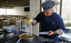 شوخی‌های خنده دار یک رستوران با مشتریانش/ ویدئو