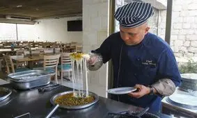 شوخی‌های خنده دار یک رستوران با مشتریانش/ ویدئو