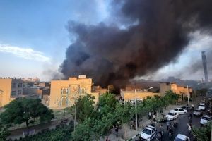 آتش‌سوزی مهیب انبار لوازم خانگی در مشهد/ تخلیه ۱۰ منزل مسکونی/ احتمال تخریب یک منزل در مجاورت انبار/ حریق مهار شد