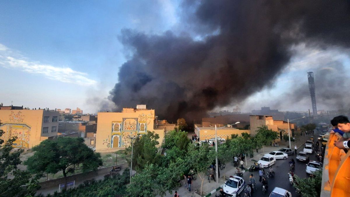 آتش‌سوزی مهیب انبار لوازم خانگی در مشهد/ تخلیه ۱۰ منزل مسکونی/ احتمال تخریب یک منزل در مجاورت انبار/ حریق مهار شد