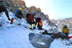 جسد کوهنورد کرمانشاهی از کوه پرآو منتقل شد