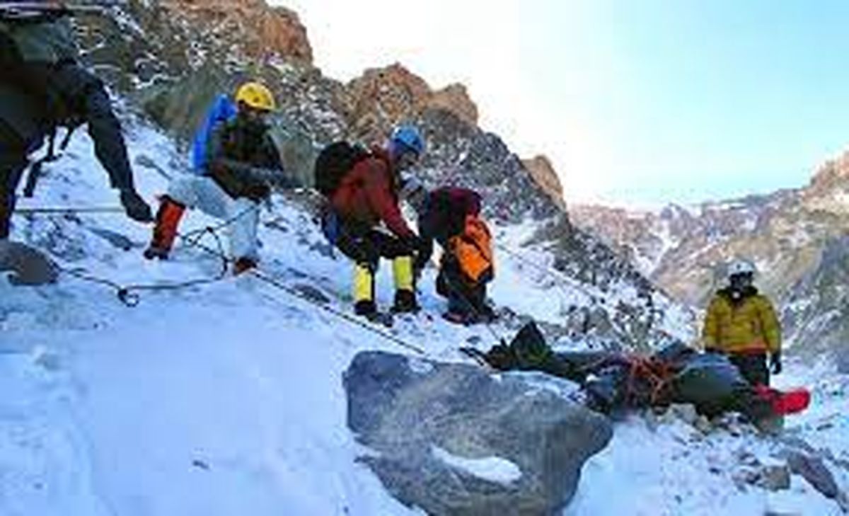 جسد کوهنورد کرمانشاهی از کوه پرآو منتقل شد