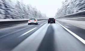 سبقت غیرمجاز وسط اتوبان و شاخ‌به‌شاخ شدن هولناک دو خودرو / ویدئو