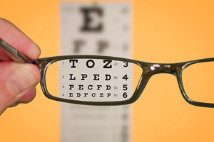 ۹ علامت رایجی که نشان می‌دهند احتمالا به عینک نیاز دارید