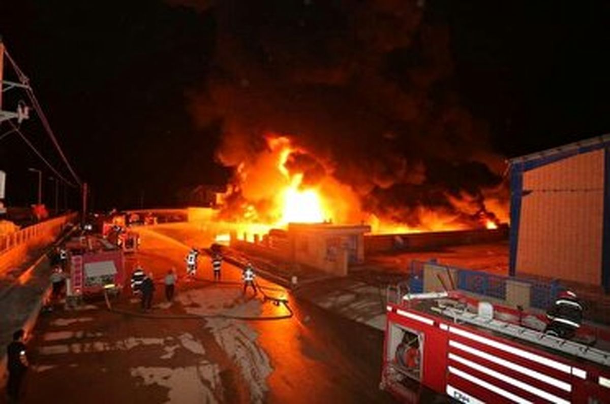 آتش سوزی در واحد تولیدی حریر پارچه الیاف