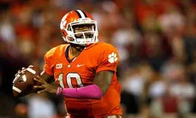 درگیری فیزیکی جنجالی میان بازیکن سابق NFL و متصدی میز حمل چمدان فرودگاه/ ویدئو

