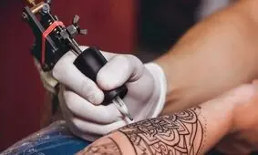 خطر ایدز و هپاتیت با خالکوبی و کاشت حلقه های تزیینی