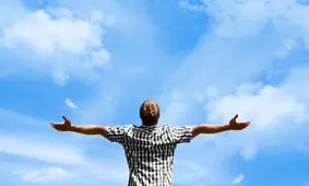 ۱۴ راه برای آرام کردن خودتان وقتی زندگی سخت می‌گذرد