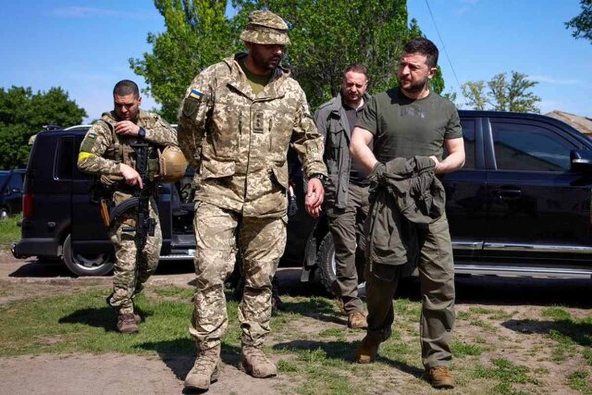 رئیس‌جمهور اوکراین به نزدیک خط مقدم جنگ رفت

