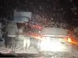 برف و کولاک شدید، مردم را در این جاده گرفتار کرد / ویدئو