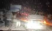 برف و کولاک شدید، مردم را در این جاده گرفتار کرد / ویدئو