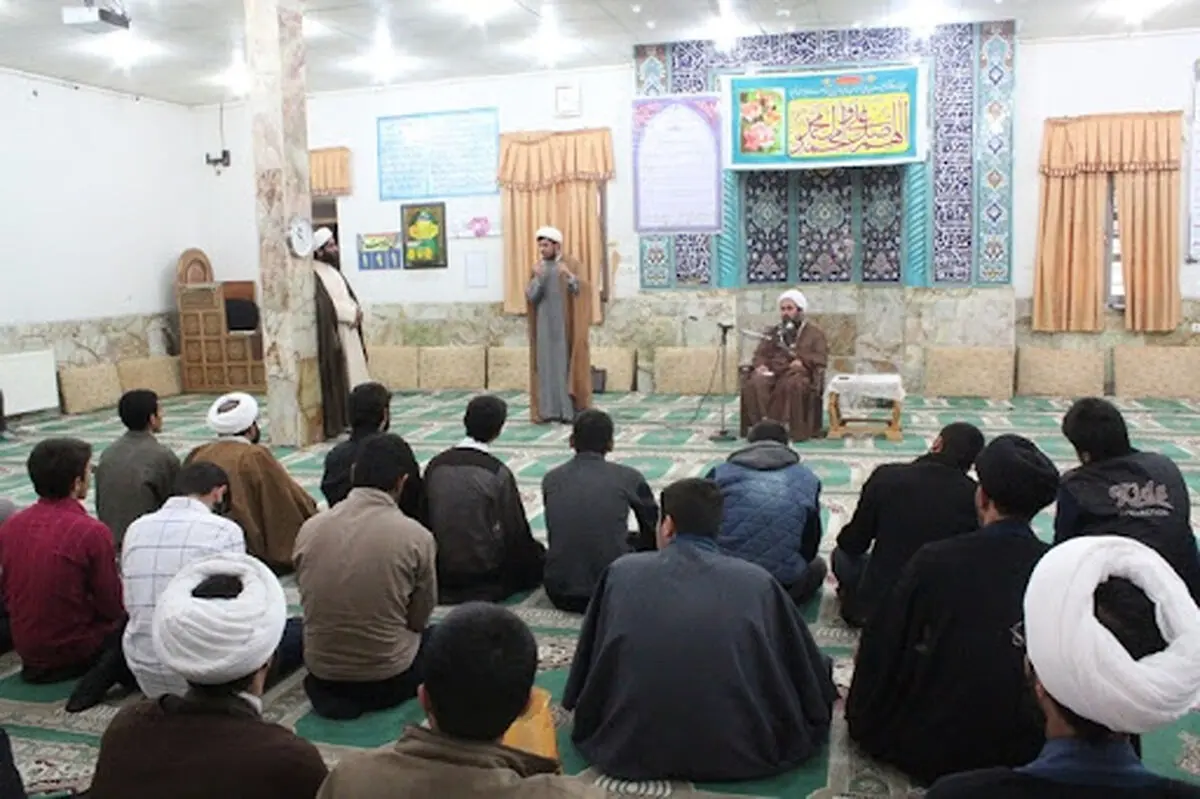 زیبایی پسران، شرط طلبگی و گزینش مدرسه یکی از روحانیون بوده است