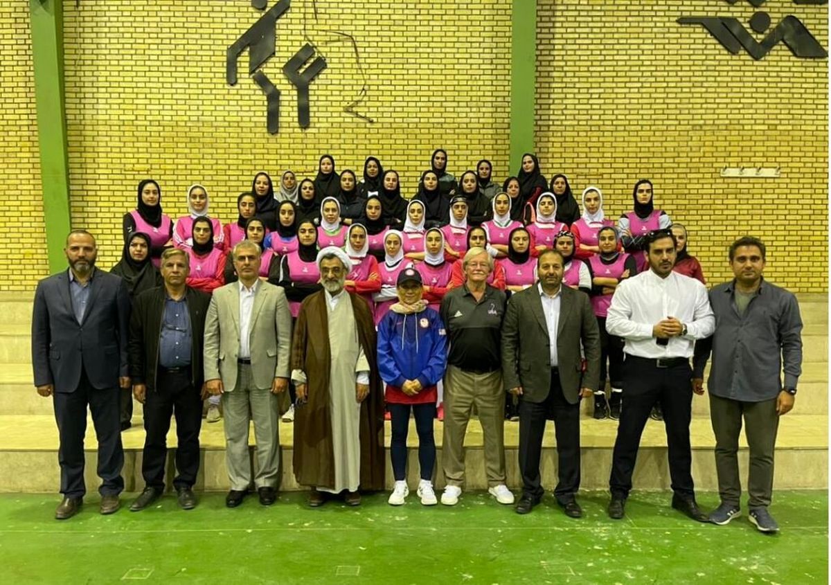 افتخار میکنم که چند سال است عضو فدراسیون هاکی هستم/ هاکی برخواسته از سنتهای ایرانی و اسلامی است