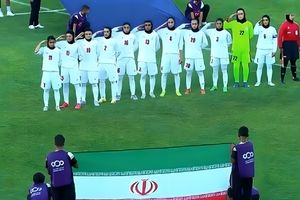 سلام نظامی بانوان فوتبالیست ایران قبل از شروع دیدار مقابل اردن/ ویدئو