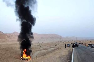 خودروی سمند زائران در مسیر دهلران به مهران آتش گرفت