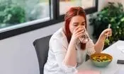 نوشیدن آب همراه غذا می‌تواند باعث پرخوری شود