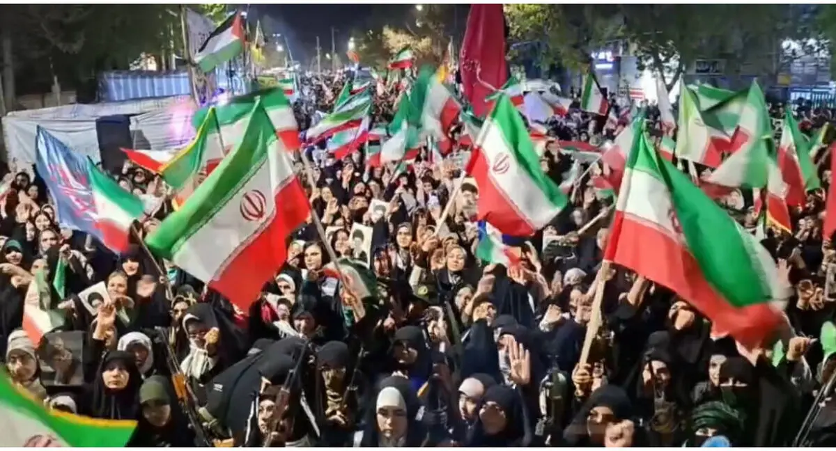 عکسی جالب از سلاح مشهور آمریکا در دست یک زن انقلابی