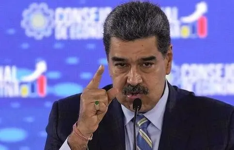 «رقص رومبا»، اقدام نمادین رئیس‌جمهور ونزوئلا در پاسخ به تهدیدات آمریکا/ ویدئو

