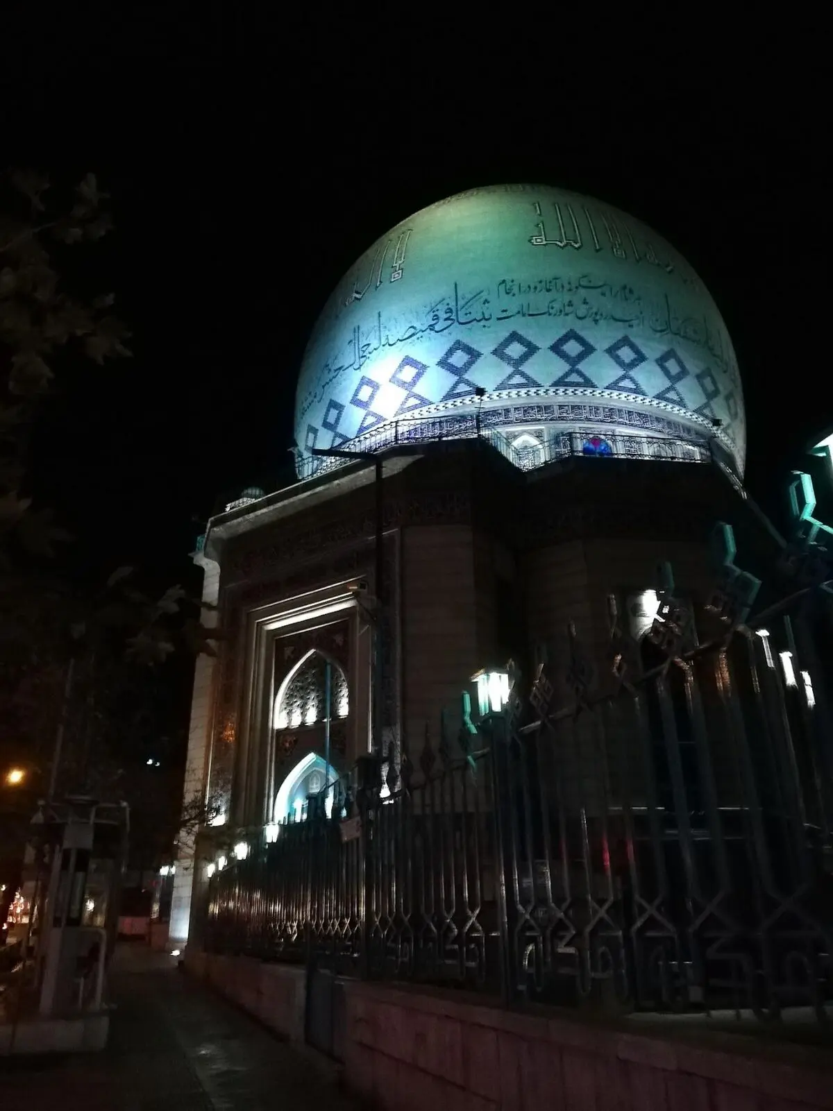 حسینیه ارشاد همچنان شلوغ/ ویدئو