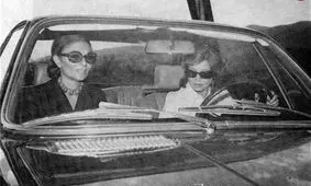  سفر به تهران قدیم؛ عکس یادگاری اشرف پهلوی در میان معتادان تهران!