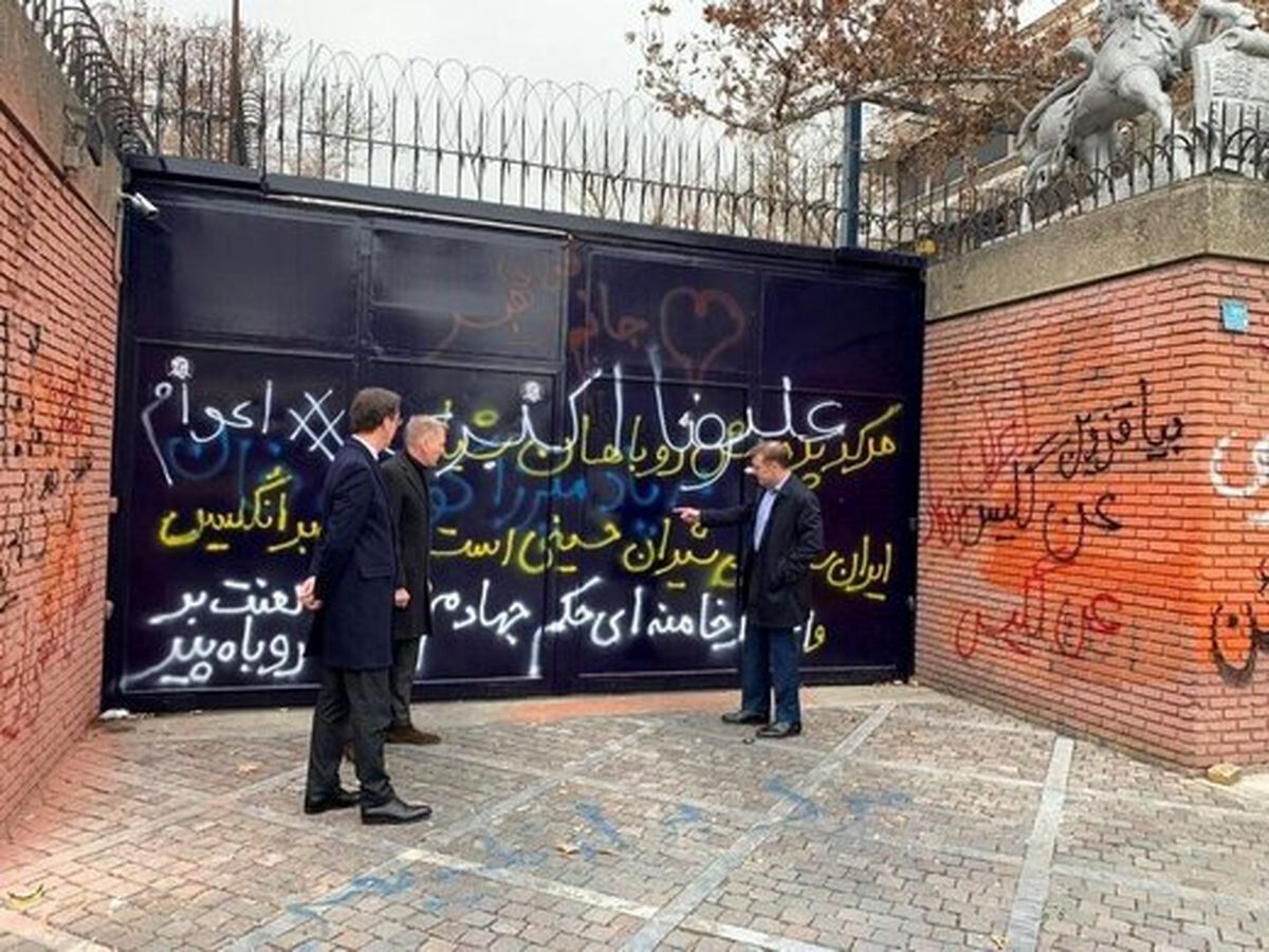 «پلیس دیپلماتیک» کجاست؟ / بی ادبی در اعتراضات دانشگاه، بد است؛ روی دیوار سفارت خارجی، خوب؟!