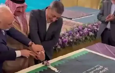 کیک جشن روز ملی عربستان در تهران بریده شد!/ ویدئو
