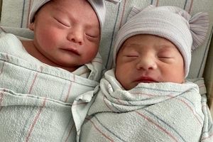 دوقلوهایی که در 2 سال متفاوت به دنیا آمدند/ عکس