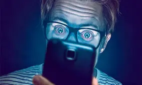 آیا نور آبی موبایل واقعاً به چشم آسیب می‌زند؟