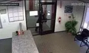  بازرسی سر زده خرس از یک دفتر اداری در آمریکا/ ویدئو