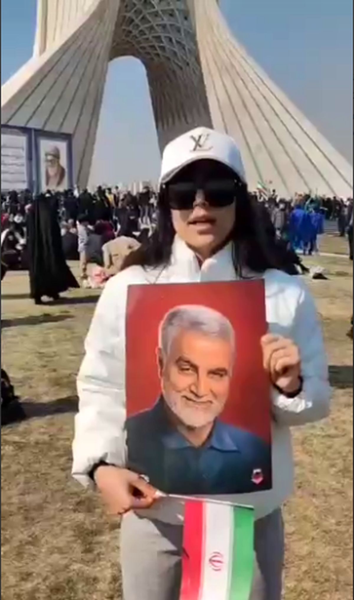 حضور یک دختر ایرانی با حجاب متفاوت در جشن ۴۵ سالگی انقلاب در تهران/ ویدئو