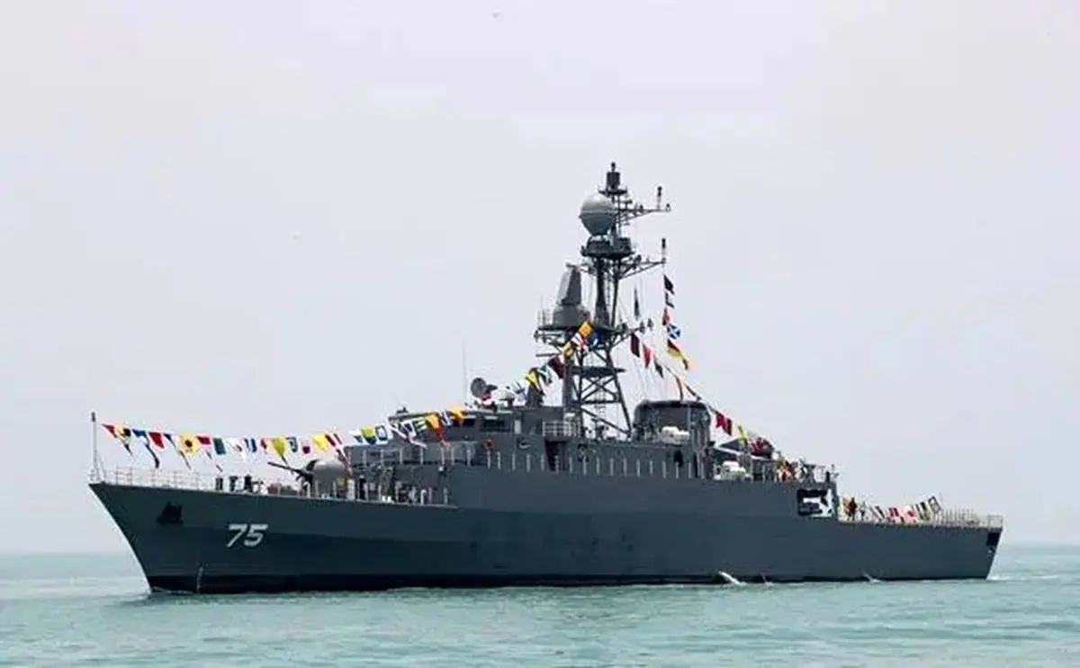 لحظه برخورد اژدر زیردریایی آمریکا با ناو ایرانی دنا/ بیش از 80 تن از خدمه این ناو به شهادت رسیدند/ ویدئو