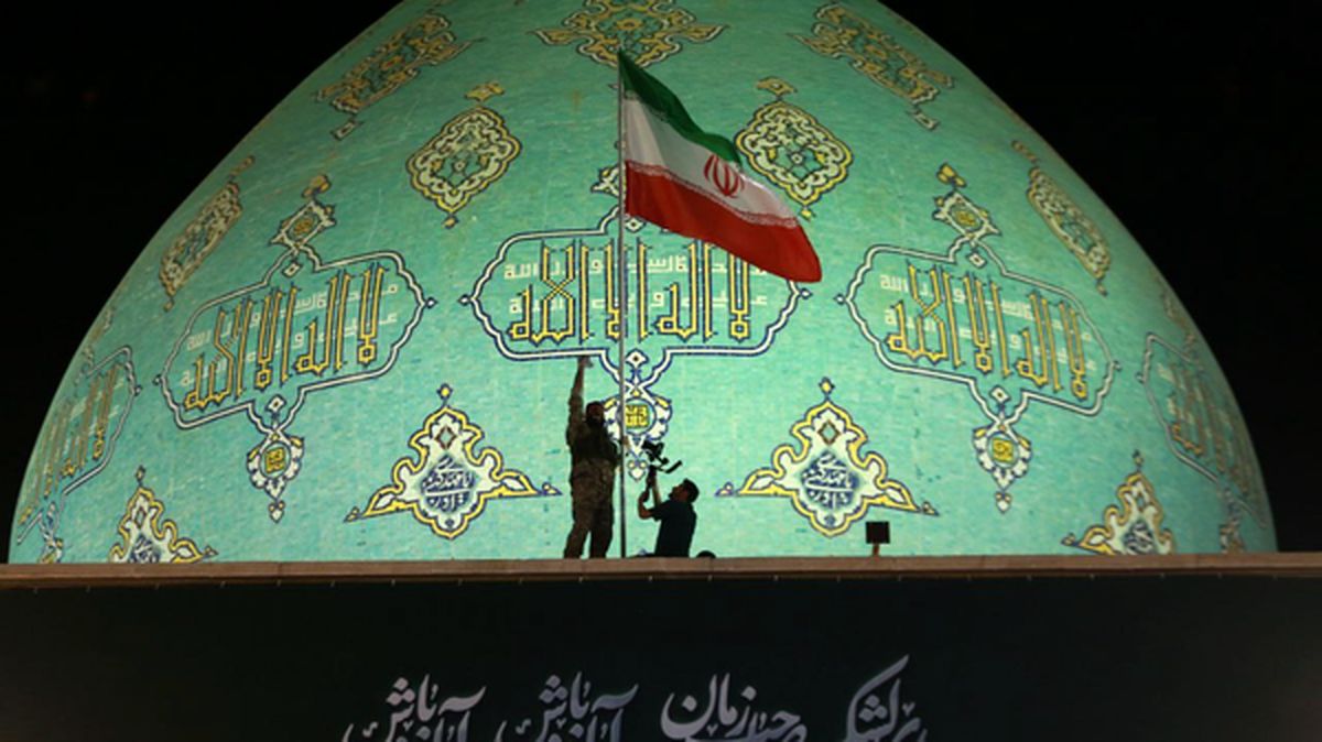 رجزخوانی حماسی بر علیه دشمنان در لحظات اهتزاز پرچم ایران در مسجد جمکران/ ویدئو