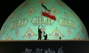 رجزخوانی حماسی بر علیه دشمنان در لحظات اهتزاز پرچم ایران در مسجد جمکران/ ویدئو


