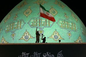 رجزخوانی حماسی بر علیه دشمنان در لحظات اهتزاز پرچم ایران در مسجد جمکران/ ویدئو

