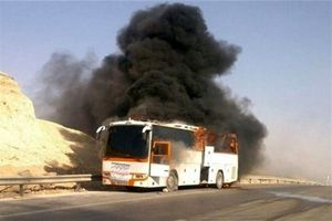 لحظه آتش گرفتن اتوبوس مسافری در جاده شیراز/ ویدئو