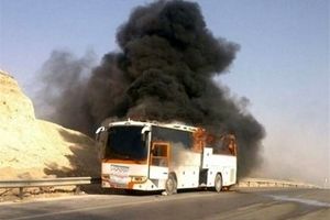 لحظه آتش گرفتن اتوبوس مسافری در جاده شیراز/ ویدئو