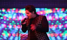 لحظه سکته کردن امید جهان حین اجرای کنسرت/ ویدئو 